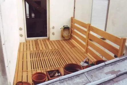 Plancher de terrasse en iroko garde-corps sur toit en pente