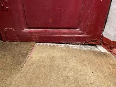 Corrosion entre équerre et traverse basse porte 12 rue de Villedo