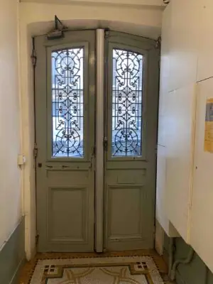 Porte 11 rue Viollet-le-Duc avant travaux vue intérieure