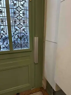 Porte 11 rue Viollet-le-Duc après travaux vue intérieure détail
