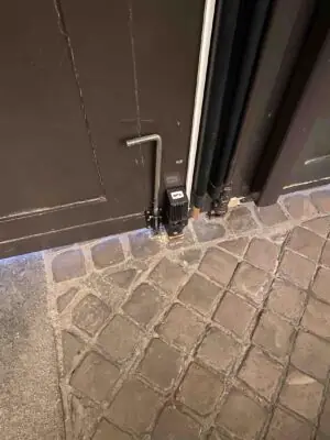 Motorisation par vérins 11 rue Arsène-Houssaye verrou électrique