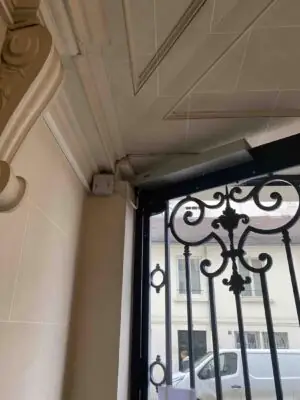 Ferme-porte sur porte acier 1 rue de Pontoise vue d'ensemble