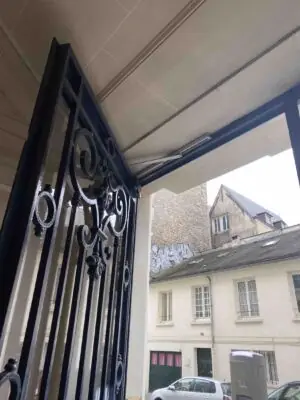 Ferme-porte sur porte acier 1 rue de Pontoise vue d'ensemble