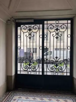 Ferme-porte sur porte acier 1 rue de Pontoise vue d'ensemble