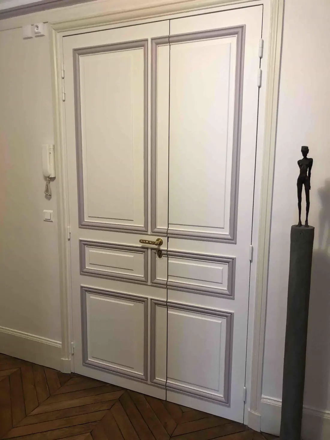 Fausse moulure rentrante sur porte palière haussmannienne tiercée Pewzer
