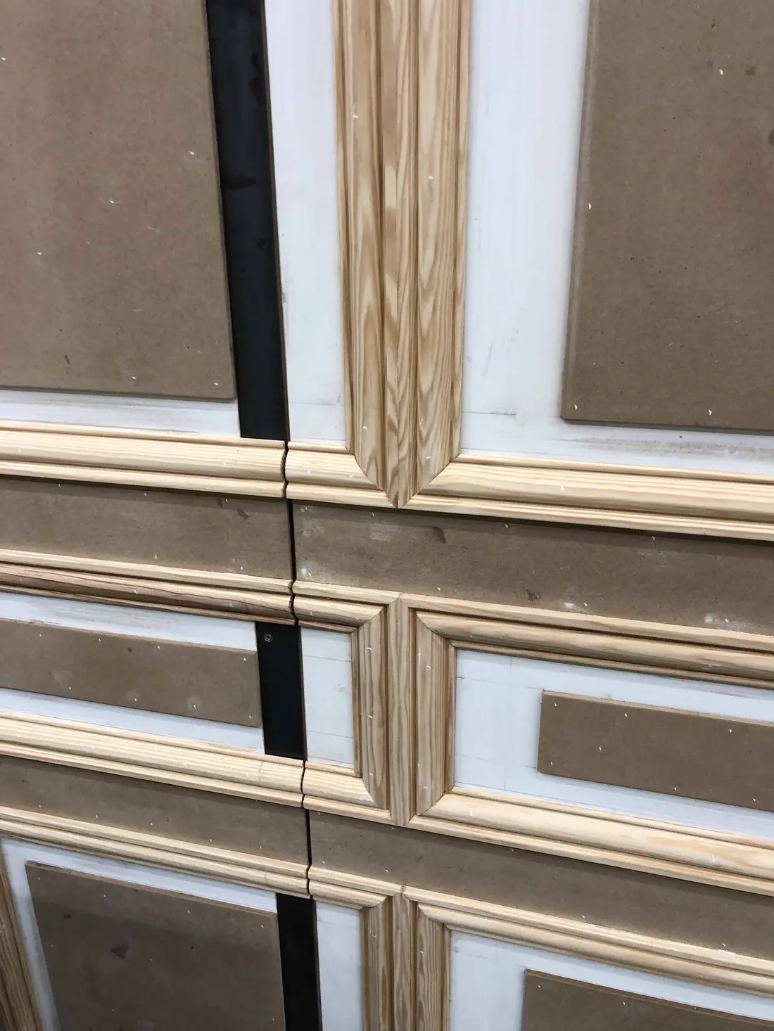 Fausse moulure rentrante sur porte palière haussmannienne tiercée Pewzer détail