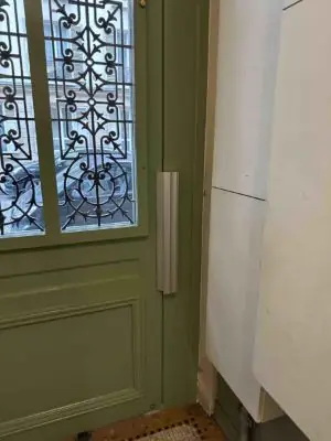 Porte 11 rue Viollet-le-Duc après travaux vue intérieure détail