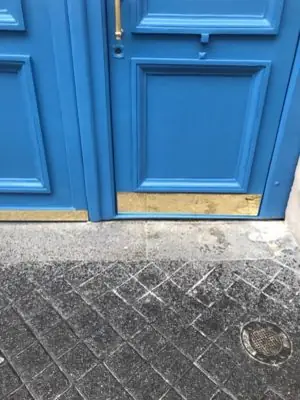 Porte cochère 19 rue des Feuillantines vantail portant le portillon avec seuil acier surbaissé