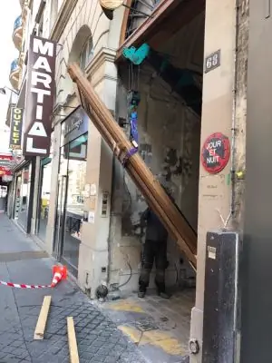 Porte cochère monumentale 68 rue de la Chaussée-d’Antin en cours de repose