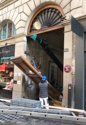 Porte cochère monumentale 68 rue de la Chaussée-d’Antin en cours de repose