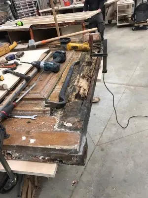 Porte cochère monumentale 68 rue de la Chaussée-d’Antin en restauration à l'atelier