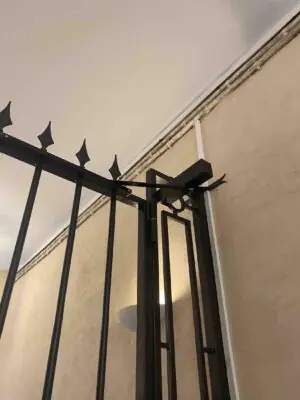 10 rue Saint-Paul Paris 4e détail du ferme-porte