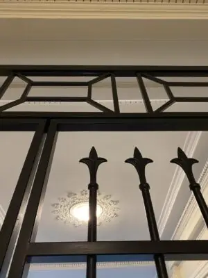 Grille sas 54 rue de Verneuil détail motif haut