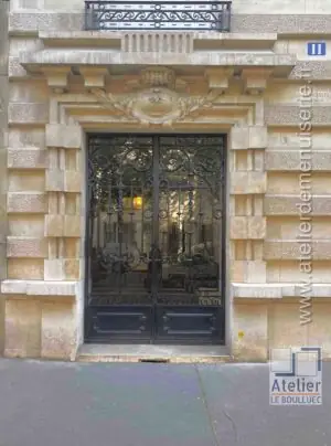 Porte cochère acier 11 avenue Élisée-Reclus Paris 7e