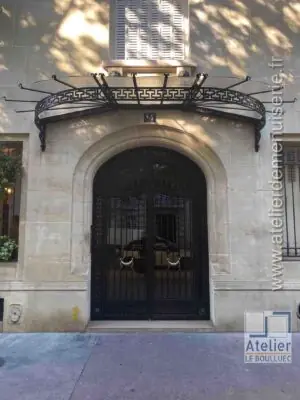 Porte cochère acier 14 avenue Élisée-Reclus Paris 7e