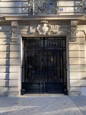 Porte cochère acier 7 avenue de La Bourdonnais Paris 7e