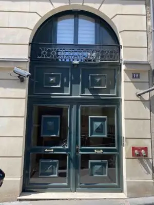 Porte cochère verre bois acier 19 rue de l’Amiral-d’Estaing Paris 16e