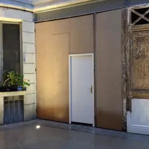 Portes de garage 3 avenue Foch Paris 16e déposées remplacées par panneaux provisoires