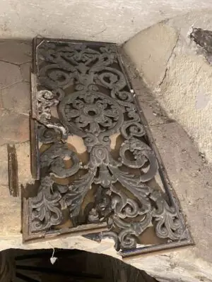 Porte rue 37 Oberkampf grille de droite cassée