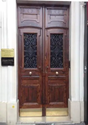Porte sur rue, boulevard du Montparnasse Paris 6e reposée