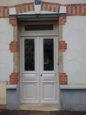 Porte sur rue Galilée posée
