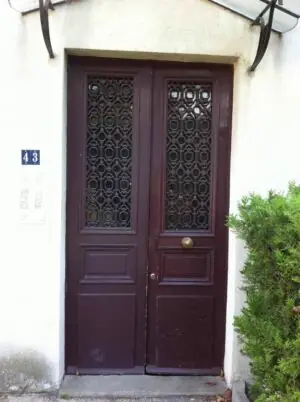 Porte sur rue Corbeillier tiercée chêne avec grilles avant remplacement