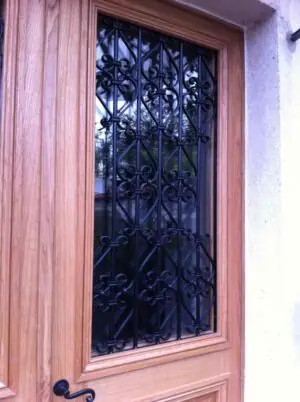 Porte sur rue Corbeillier tiercée chêne avec grilles