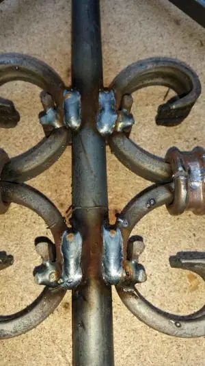 Façonnage grille à volute pour porte double