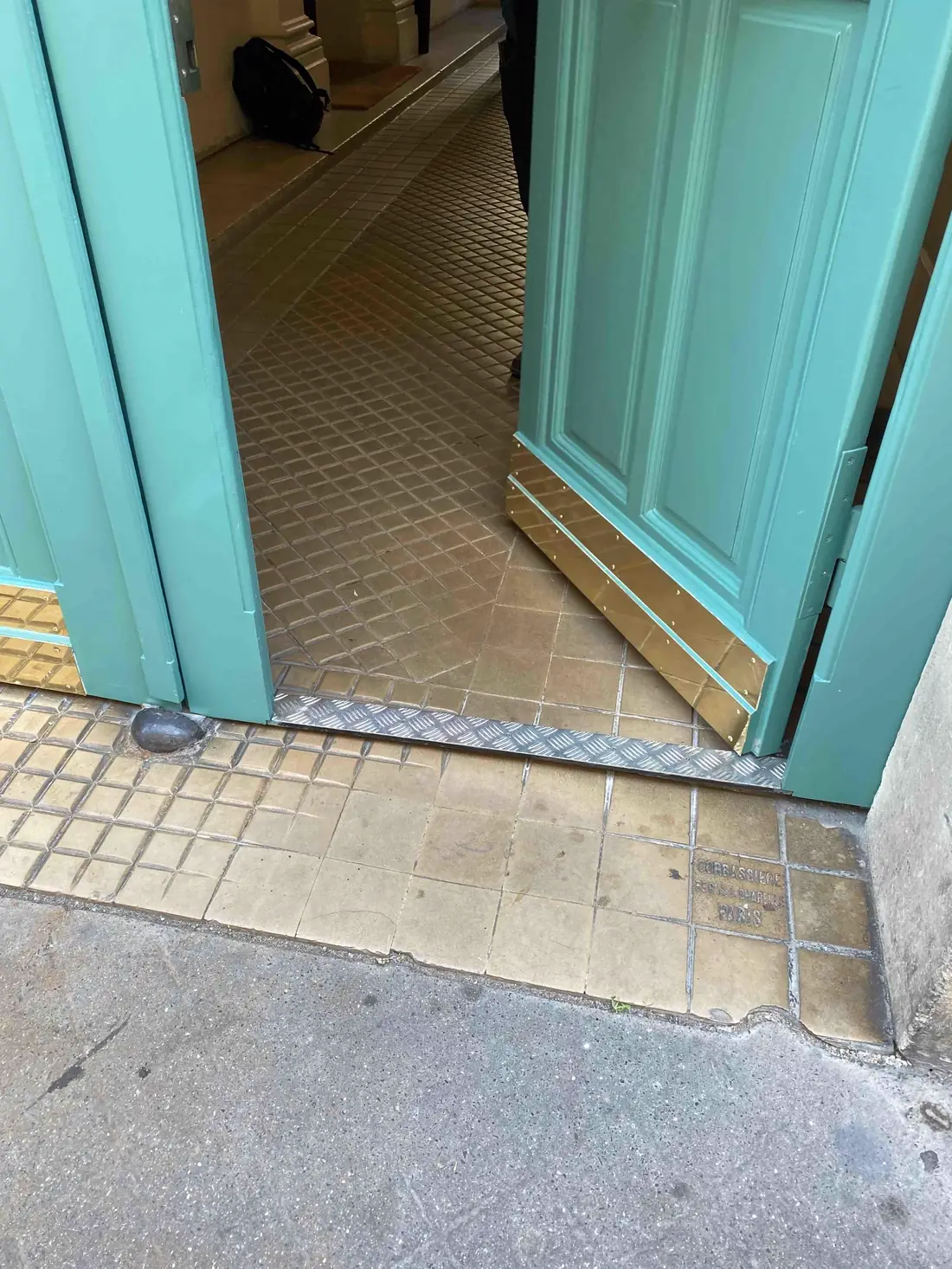 23 rue Gramme Paris 15e portillon ouvert