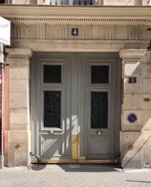 4 rue Chauveau-Lagarde, Paris 8e — le seuil existant avant modification de la porte