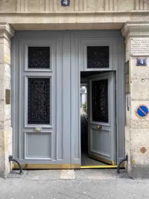 4 rue Chauveau-Lagarde Paris 8e vue extérieure du seuil surbaissé après modification avec portillon en position ouverte