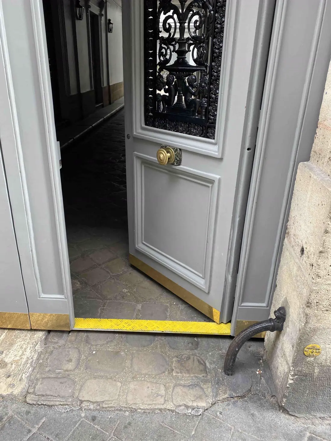 4 rue Chauveau-Lagarde Paris 8e détail seuil surbaissé
